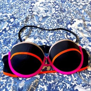 Victoria’s Secret bathing suit top 34b bottoms medium 

Looks like triangl